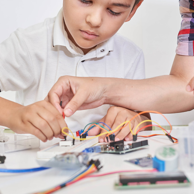 kids making circuits